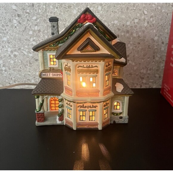 Dickens Towne Series SWEET SHOPPE 1997 Christmas Village Vintage Hand Painted - Picture 2 of 16